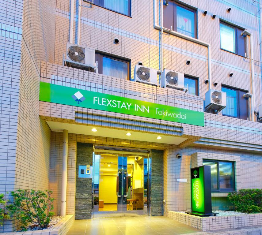 um edifício com um sinal que lê flukyky inn tokyo em FLEXSTAY INN Tokiwadai em Tóquio