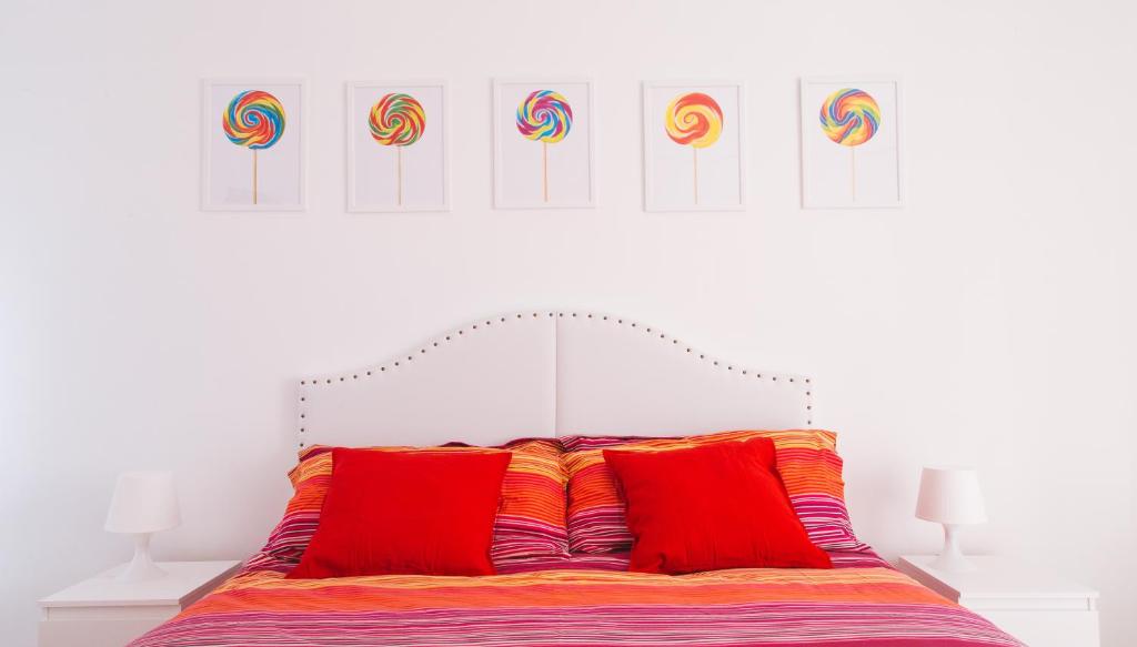 ソレントにあるcasa giò giòの赤とオレンジの枕が備わるベッドルーム1室
