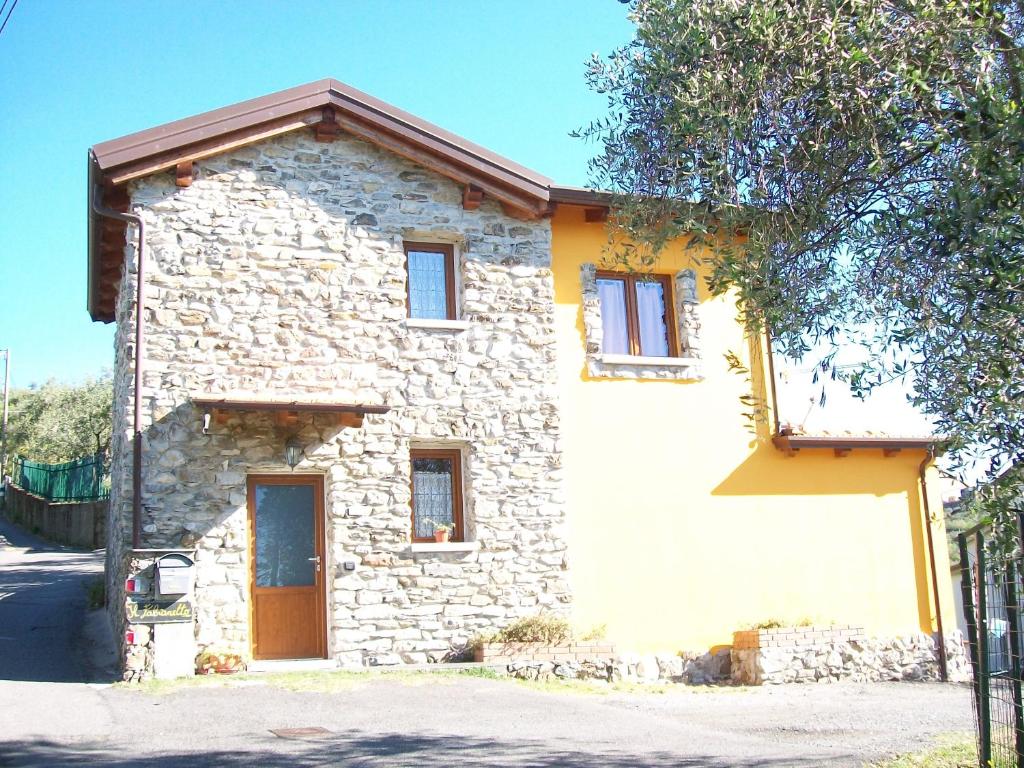 a stone house with a door on the side of it at Il Fabianetto in Vezzano Ligure