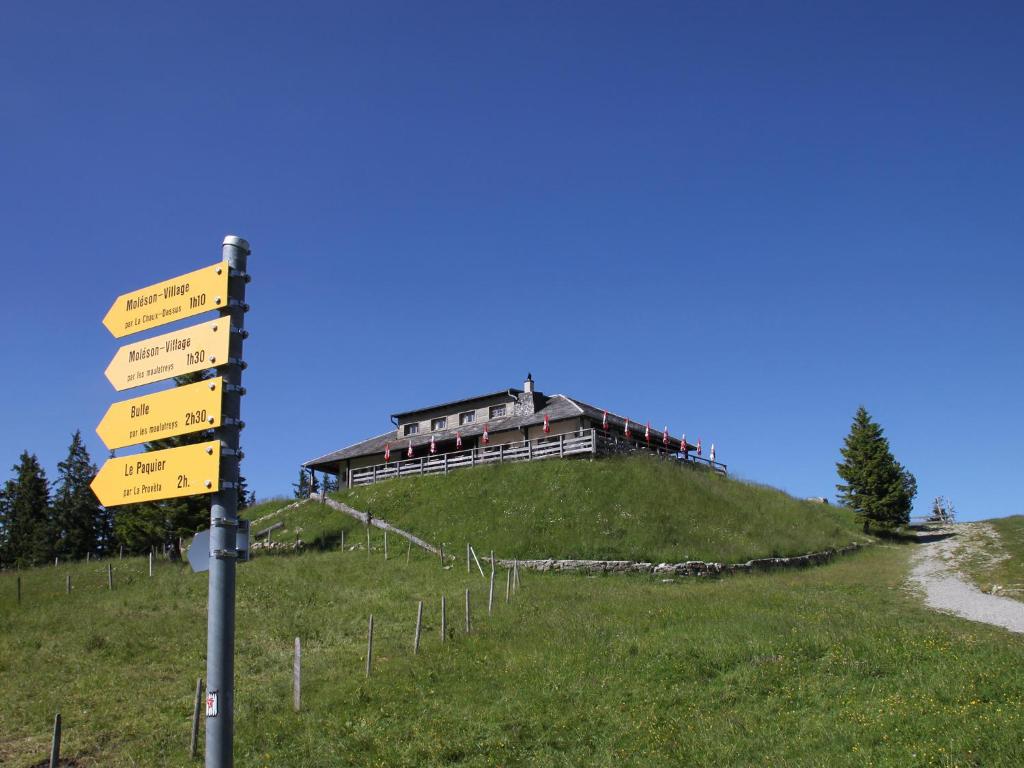 um sinal em frente a um edifício numa colina em Plan-Francey em Moleson