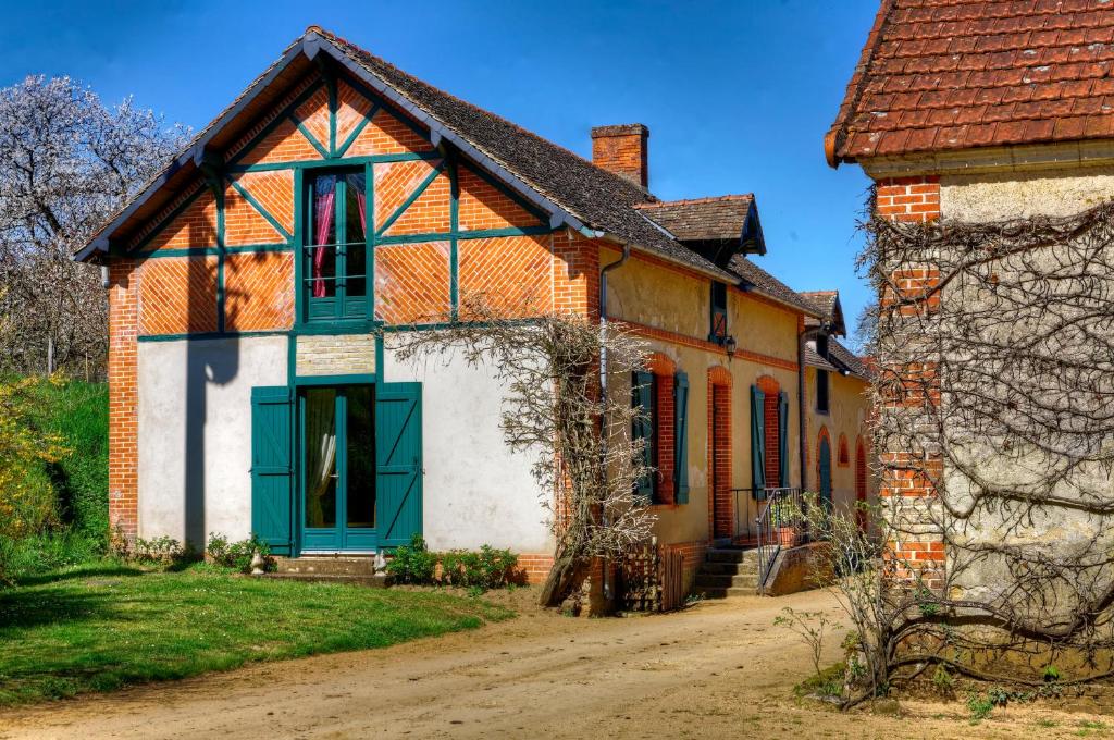 イヴレ・レヴックにあるCottages de Château de Vauxの未舗装の古家