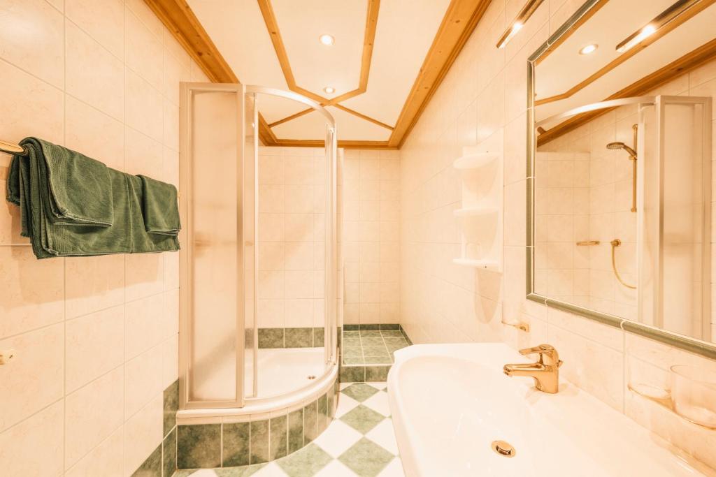 A bathroom at Ferienhaus Hoferwirt