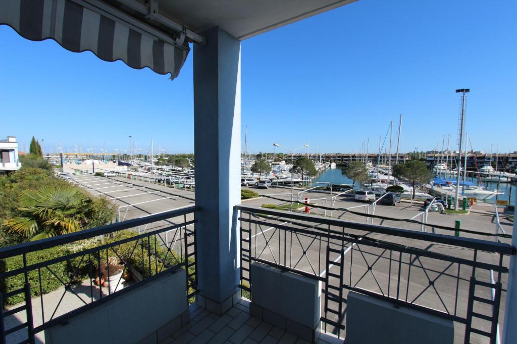 balcone con vista sul porto turistico di Residence Capo Nord ad Aprilia Marittima