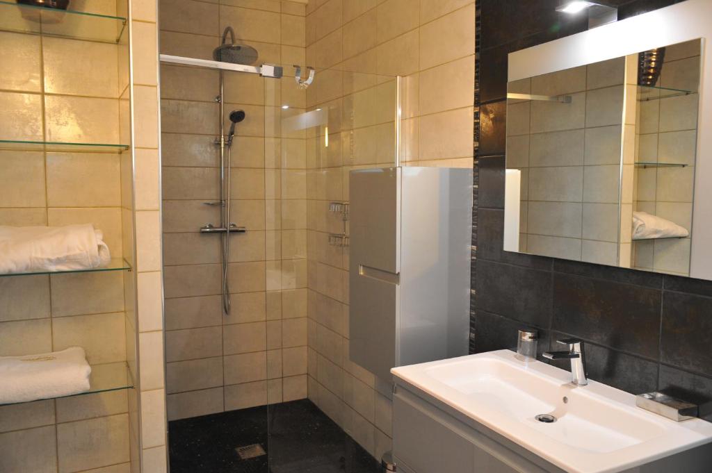 a bathroom with a sink and a shower at Villa Valflor chambres d'hôtes et appartements in Marseille