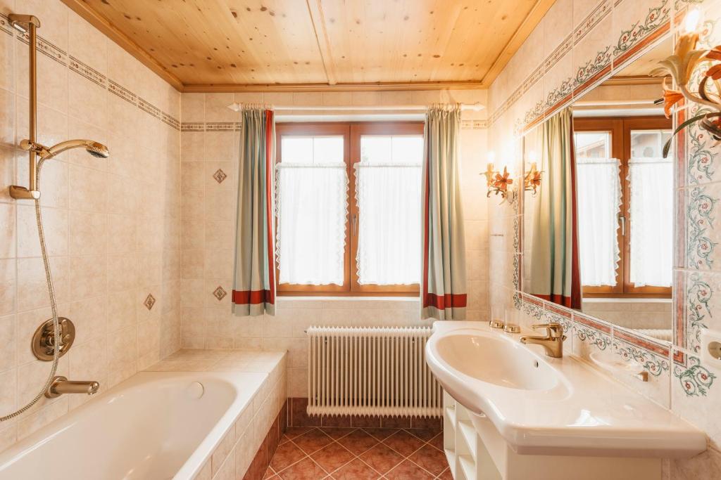 A bathroom at Ferienhaus Hoferwirt