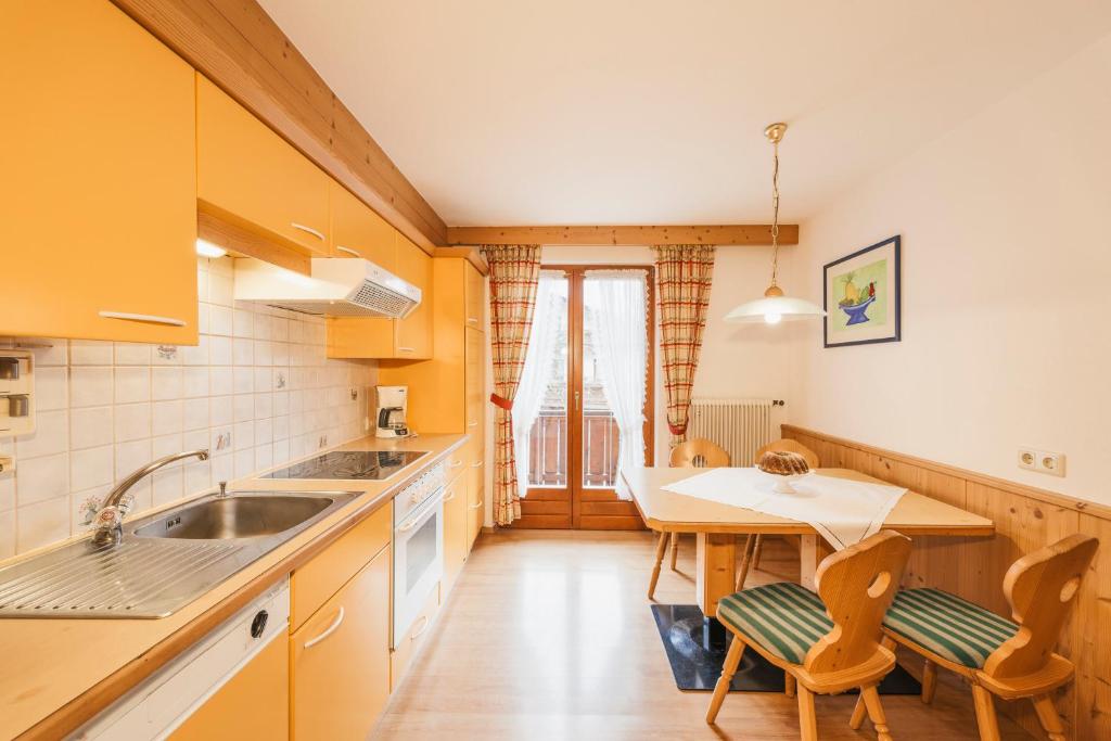 A kitchen or kitchenette at Ferienhaus Hoferwirt