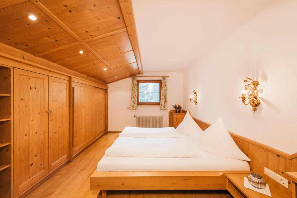 A bed or beds in a room at Ferienhaus Hoferwirt