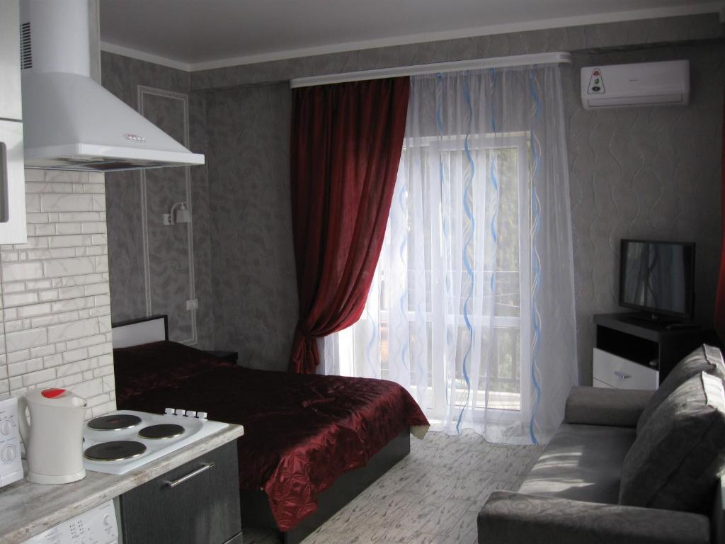 アドレルにあるApartment on Tyulpanovのリビングルーム(ベッド1台、窓付)