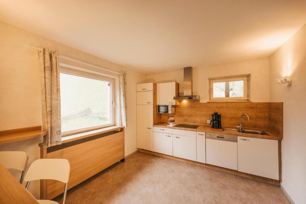 A kitchen or kitchenette at Ferienhaus Hoferwirt
