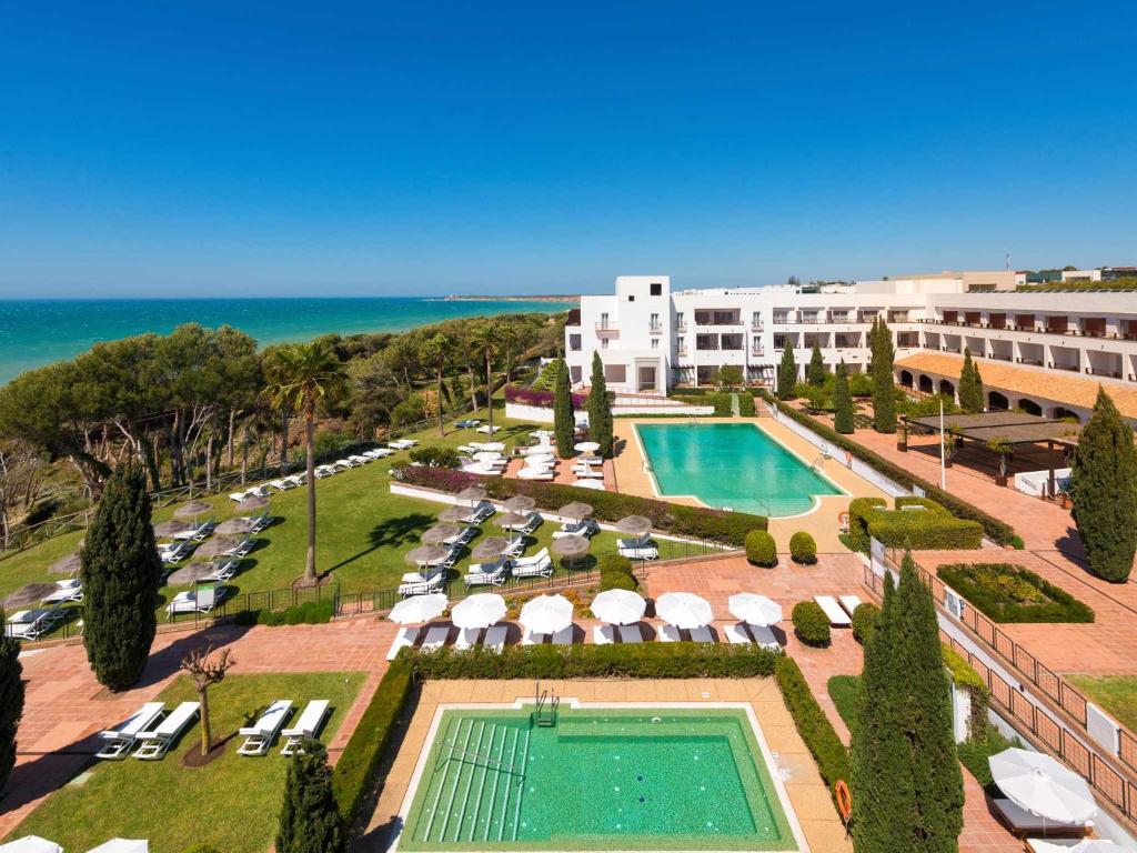 una vista aérea de un complejo con piscina en Hotel Fuerte Conil-Resort en Conil de la Frontera