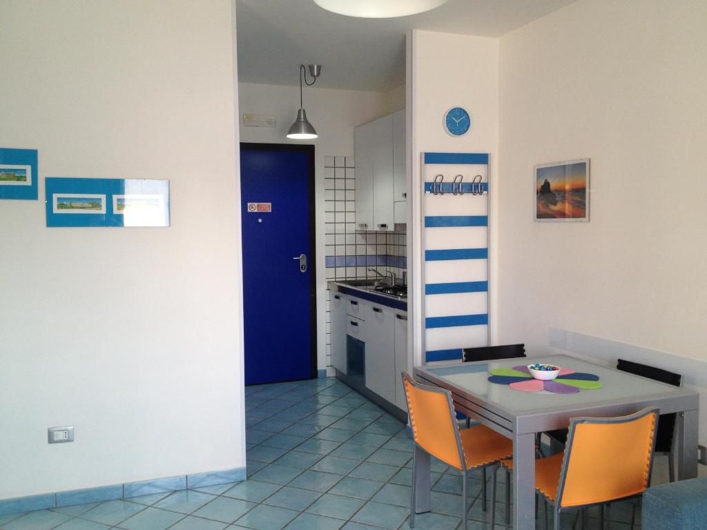 パエストゥムにあるMirandhouseのキッチン(テーブル、椅子付)、青いドア