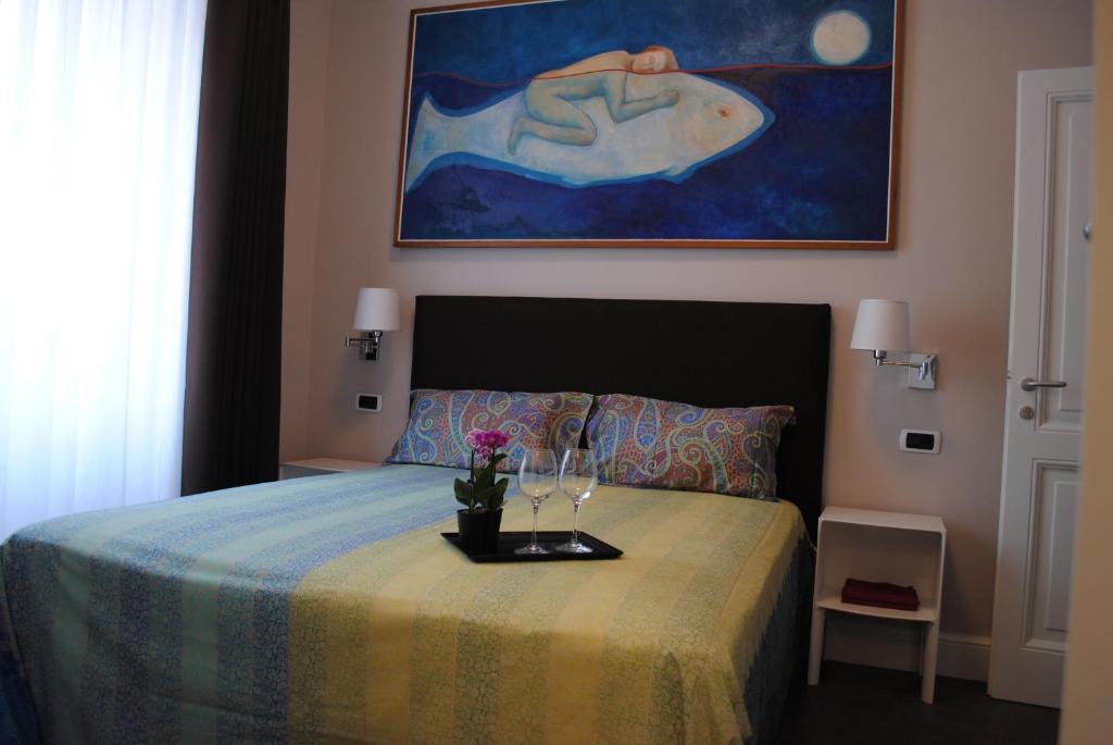 Un dormitorio con una cama con una mesa con flores. en Guest House Cavour 278 en Roma