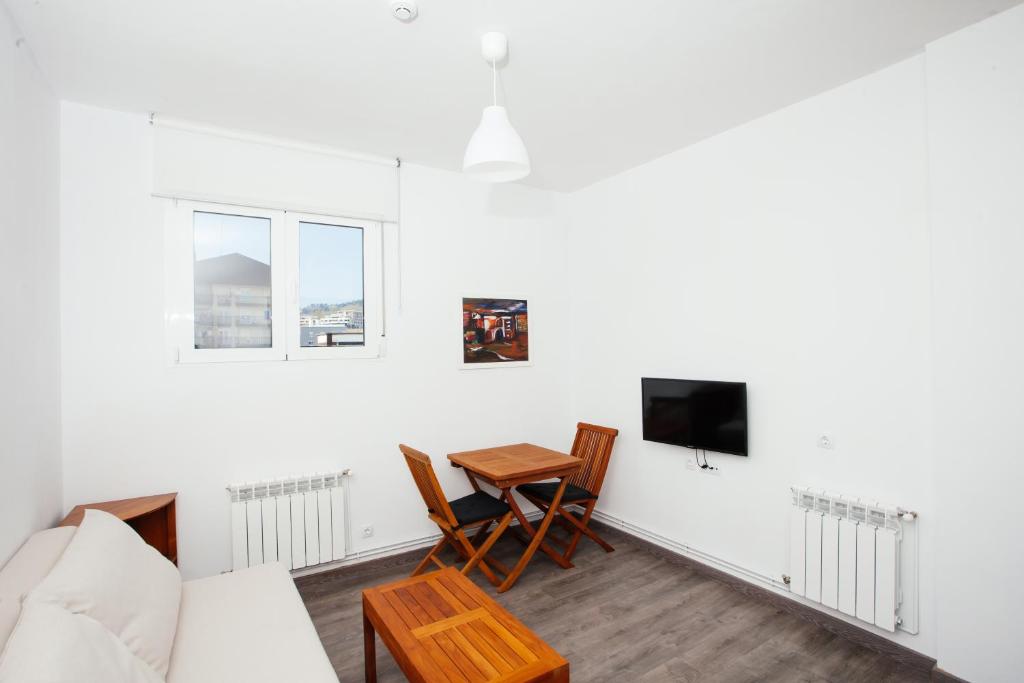 Televízia a/alebo spoločenská miestnosť v ubytovaní Apartamentos Florida 30