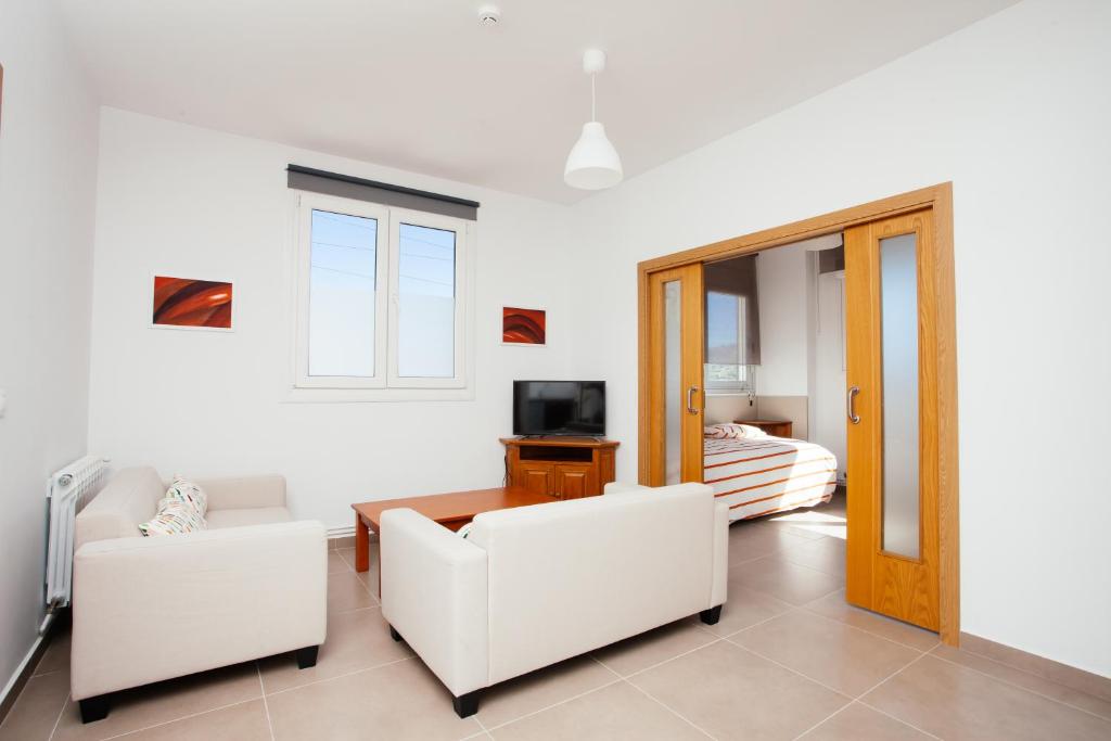 Televízia a/alebo spoločenská miestnosť v ubytovaní Apartamentos Florida 30