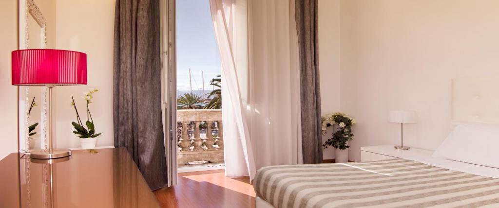 una camera con letto e finestra con vista di Blanco Rooms a Cagliari