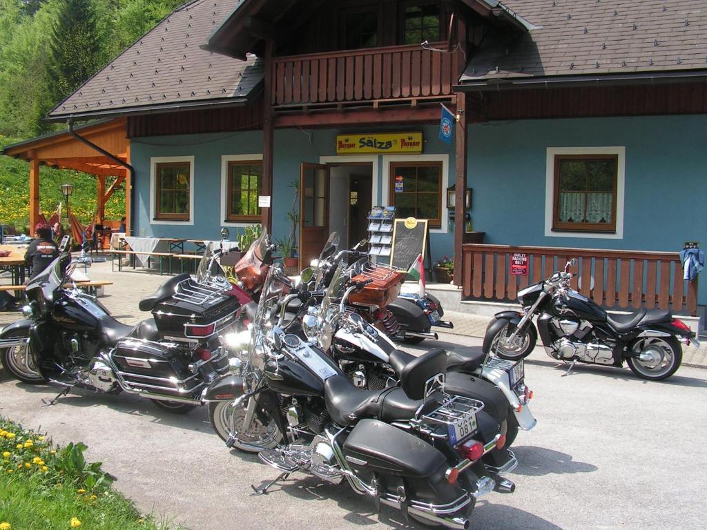 grupa motocykli zaparkowanych przed budynkiem w obiekcie Camping und Chalet Saggraben w mieście Palfau