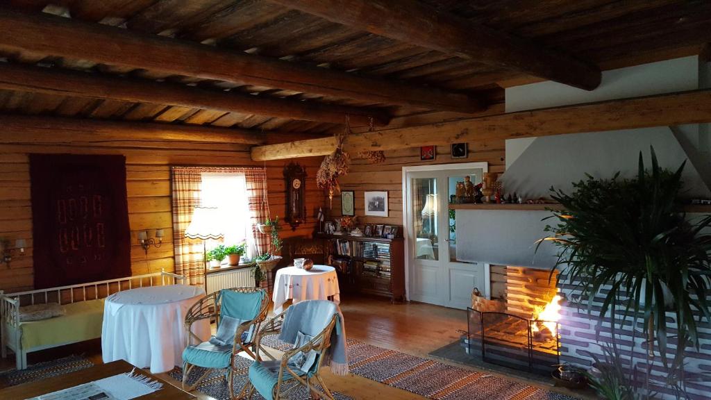 a room with a table and chairs and a kitchen at Lomatila Ollila Bungalows in Kerimäki