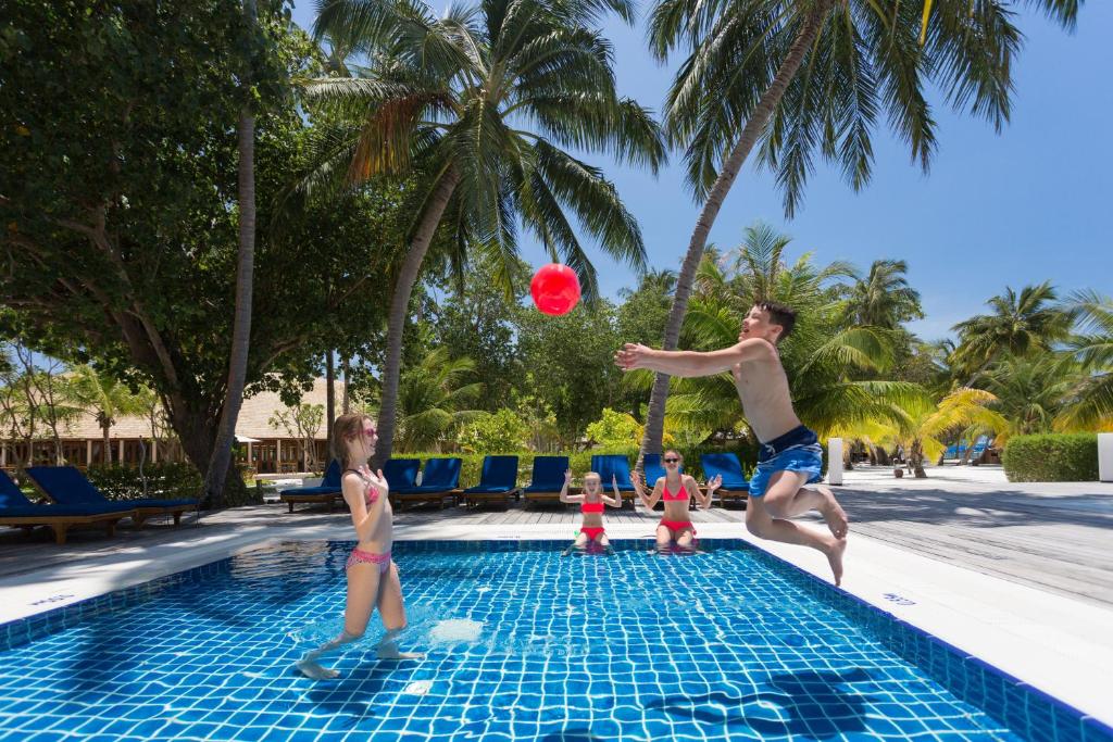 Бассейн в Meeru Maldives Resort Island или поблизости
