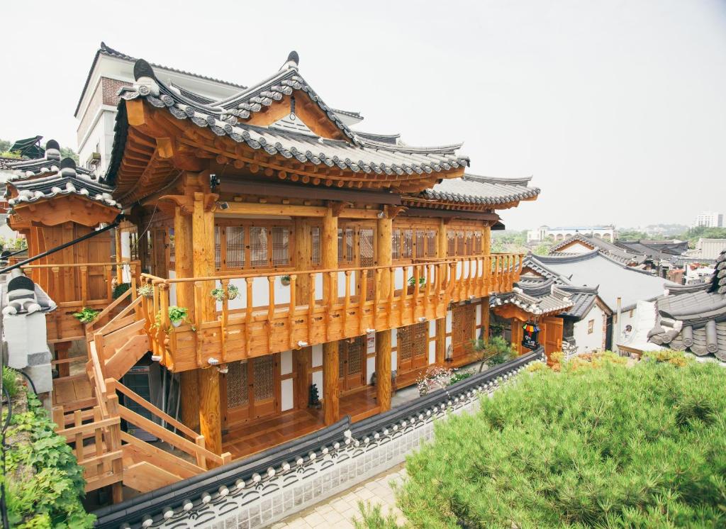 um grande edifício de madeira com telhado em Laon Hanok Gguljam em Jeonju