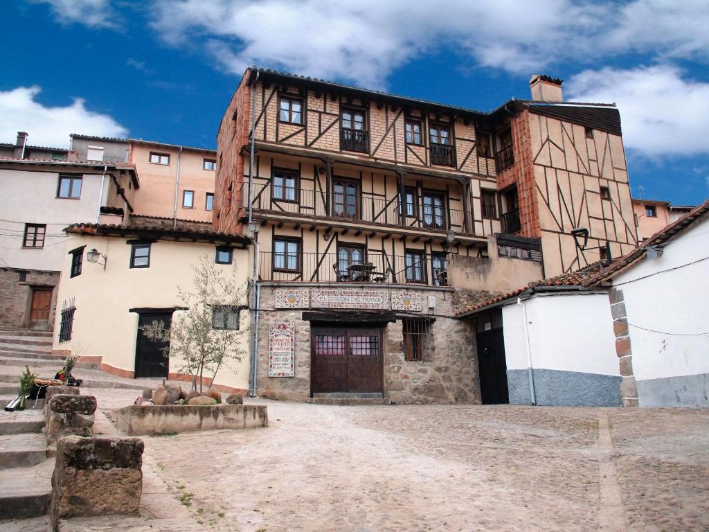 un ancien bâtiment de la ville dans l'établissement Apartamentos La Iguana, à Hervás