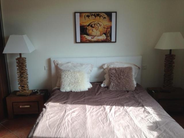 バニュルス・シュル・メールにあるVilla Miramarのベッドルーム1室(枕、ランプ2つ付)