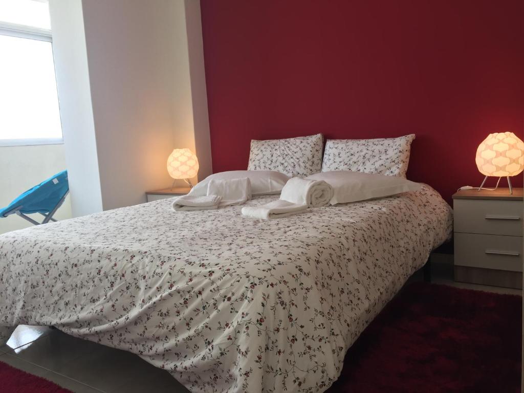 フィゲイラ・ダ・フォズにあるPraia da Claridade Apartamentoのベッドルーム1室(枕2つ付)