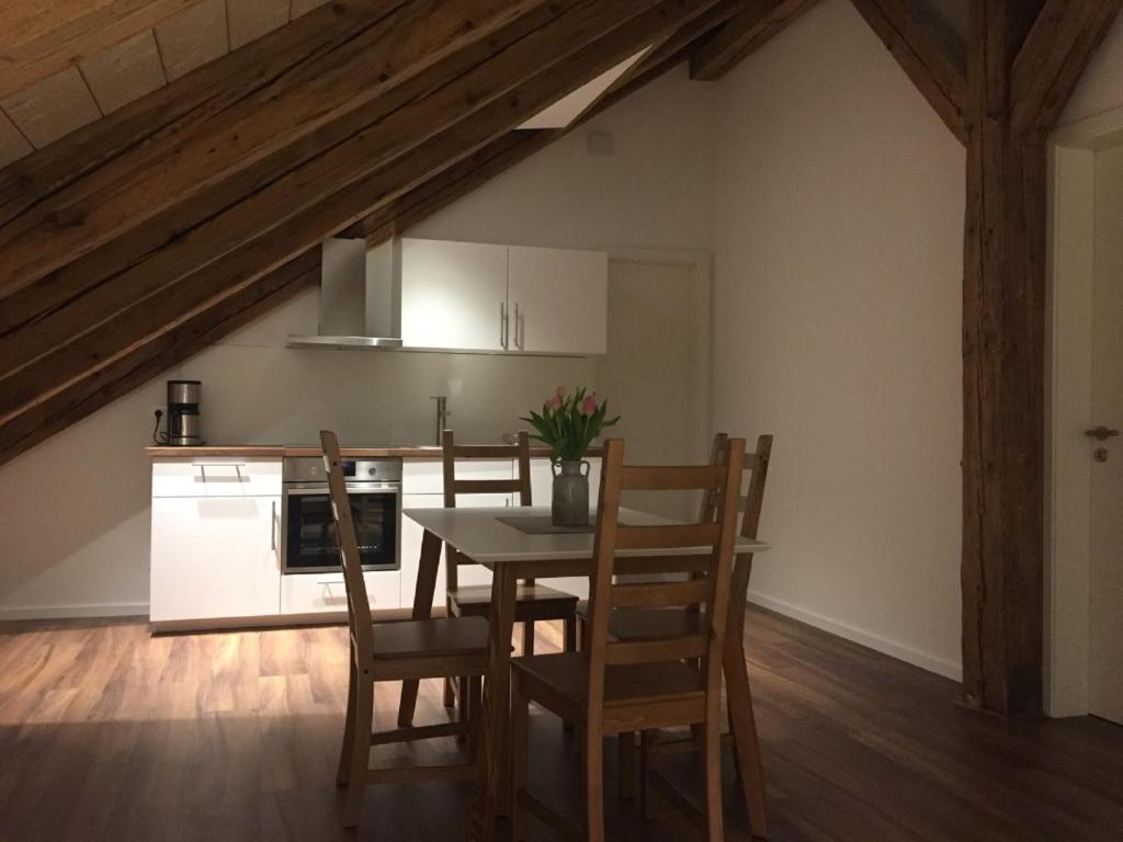 una cucina con un tavolo e sedie in una stanza di Ferienwohnung am Herzogspark a Ratisbona