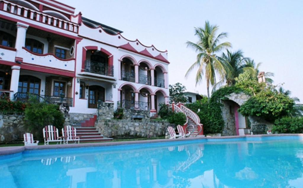 uma piscina em frente a um edifício em Hotel Paraiso Escondido em Puerto Escondido