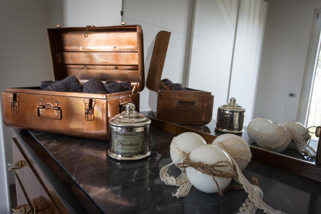 a counter top with a suitcase and eggs on it at Casa Montalgallo in Lucignano