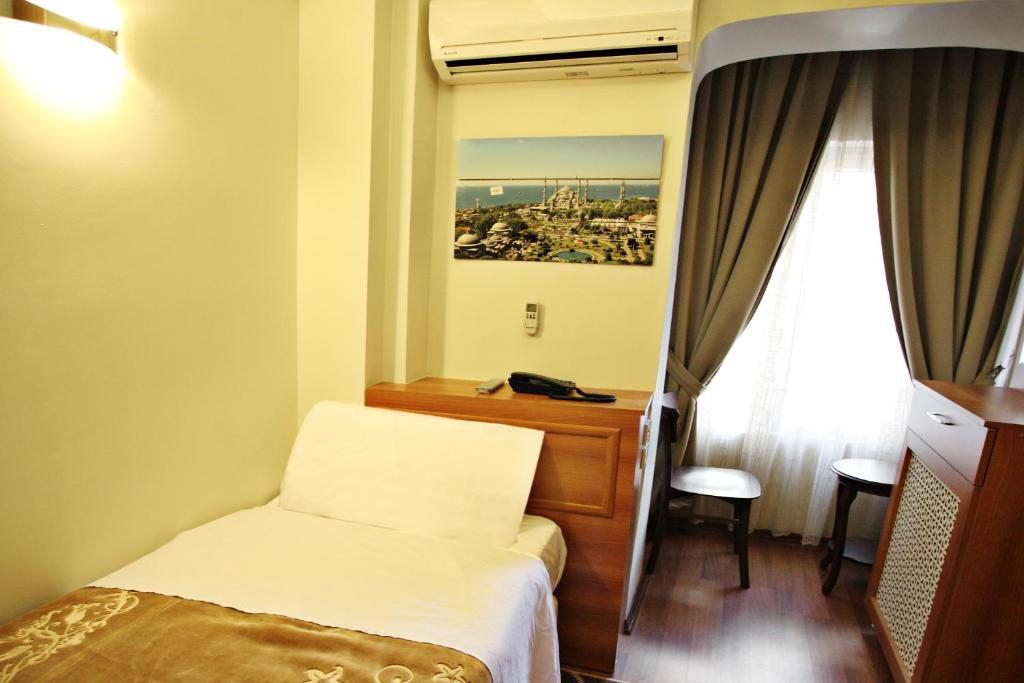 Postel nebo postele na pokoji v ubytování Taksim Palace Hotel