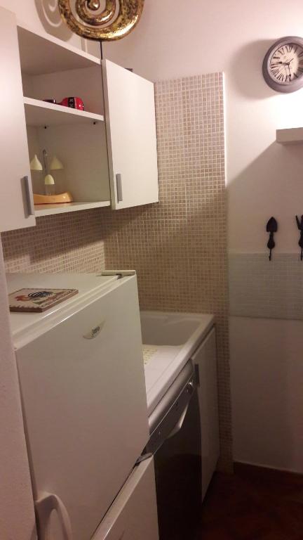 A kitchen or kitchenette at Loft 13- Suite 13 Struttura il Giglio