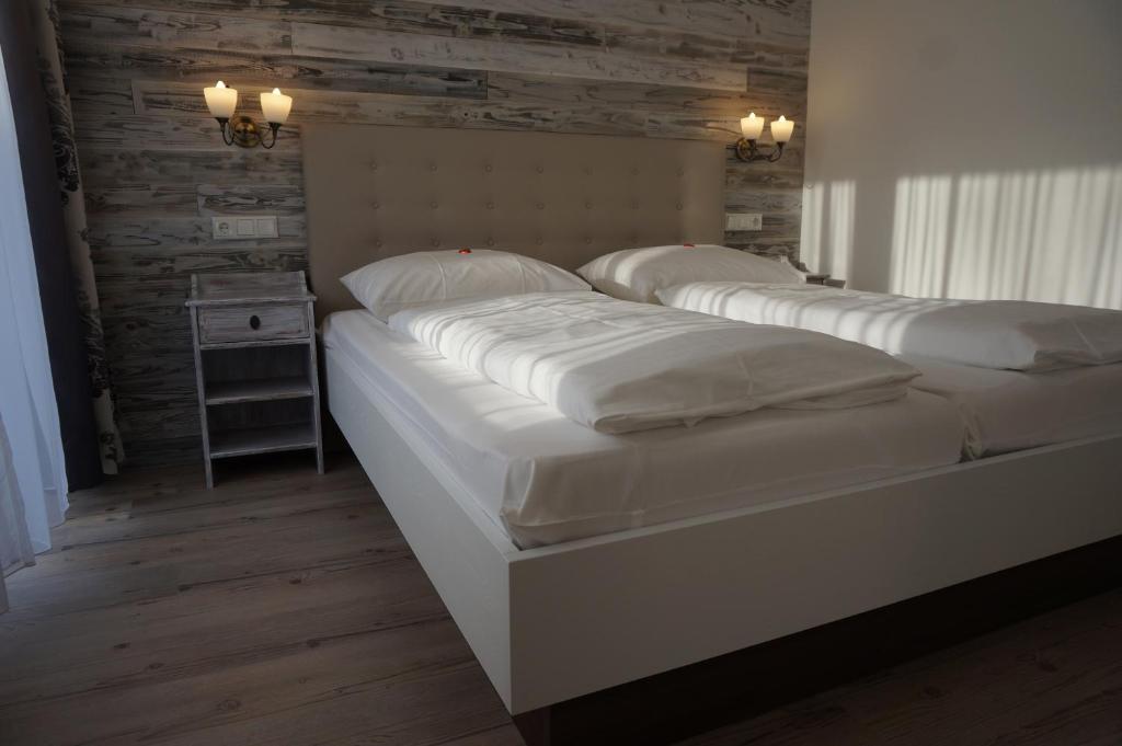 Postel nebo postele na pokoji v ubytování Hotel Diana Garni