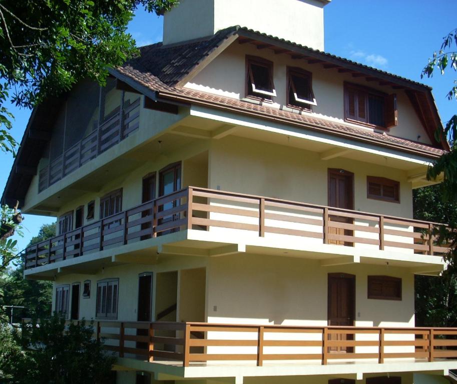 un edificio con balcones en un lateral en Pousada Félix, en Nova Petrópolis