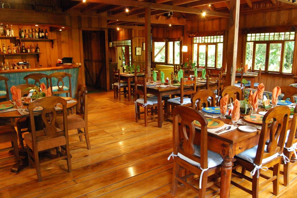 Restaurace v ubytování Mindo Garden Lodge and Wildlife Reserve
