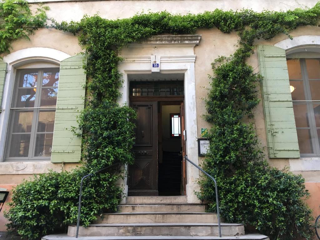 a house with ivy growing around the door at Le Cloître in Arles