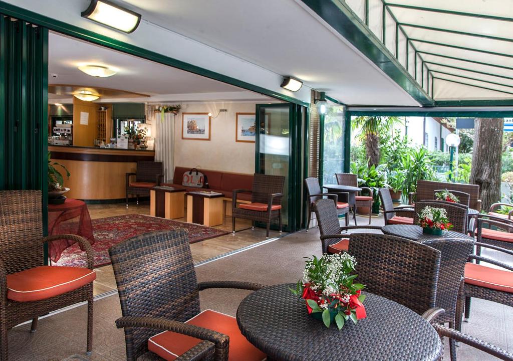 Lounge nebo bar v ubytování Hotel Verdemare