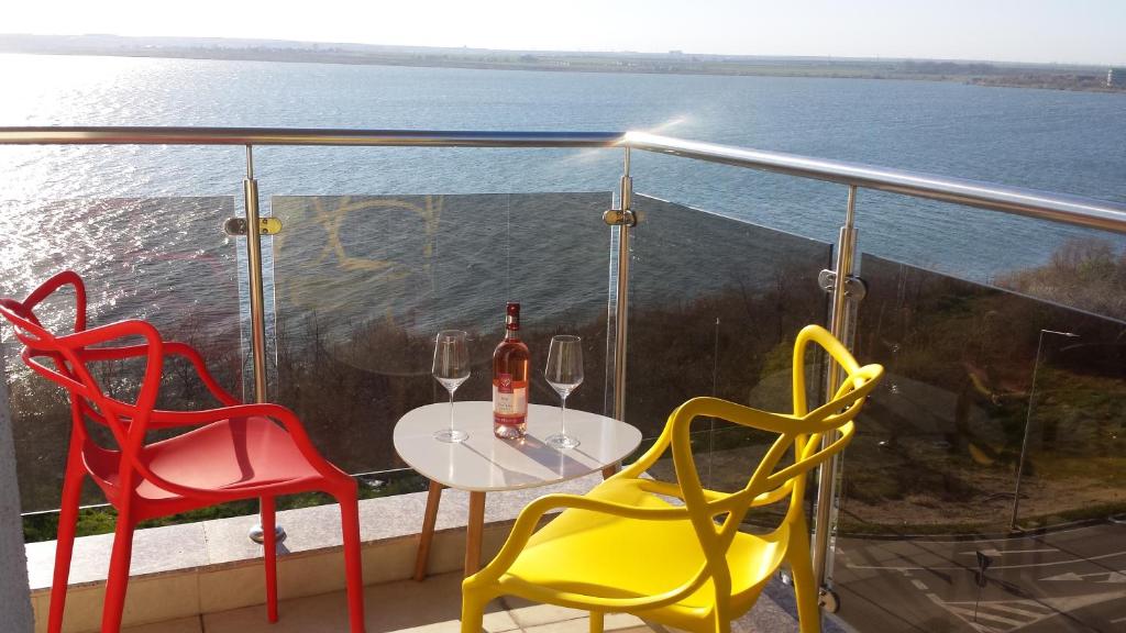 un tavolo e sedie su un balcone con vista sull'oceano di Bella Vista Summerland a Mamaia
