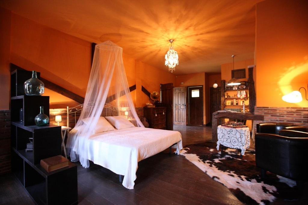 um quarto com uma cama e uma rede mosquiteira em Loft & Garden em Ventosa