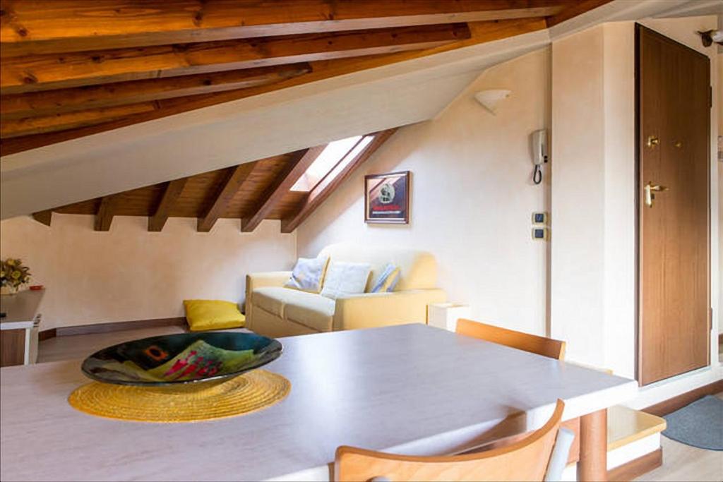 una sala de estar con una mesa y un sofá en Casa di Alice, en Saló