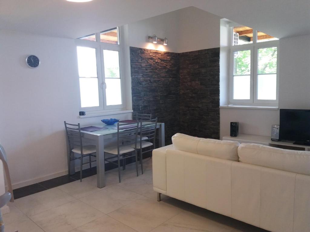 Televízia a/alebo spoločenská miestnosť v ubytovaní Apartment Osk