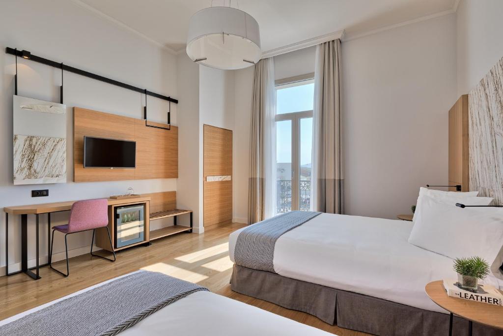 Postel nebo postele na pokoji v ubytování Aegli Hotel Volos