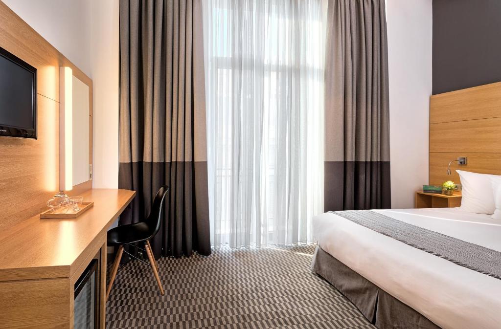 Postel nebo postele na pokoji v ubytování Aegli Hotel Volos