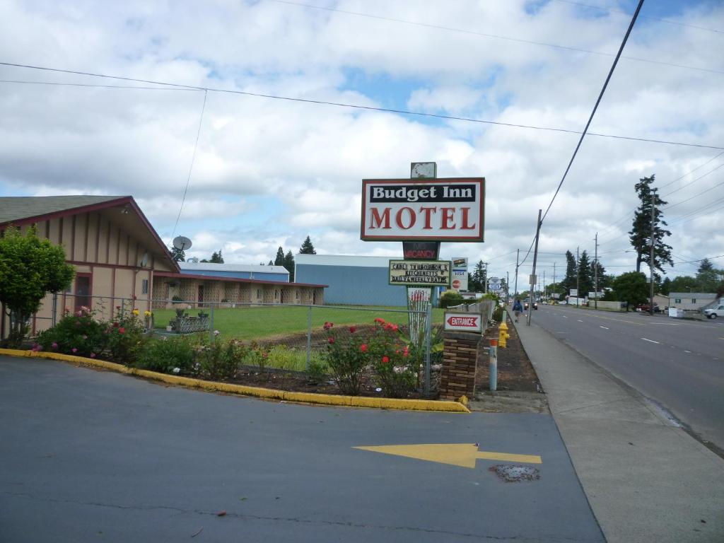 a motel sign on the side of a road at Budget Inn Motel in Woodburn