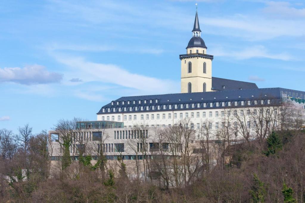 un gran edificio con una torre de reloj encima en Katholisch-Soziales Institut, en Siegburg