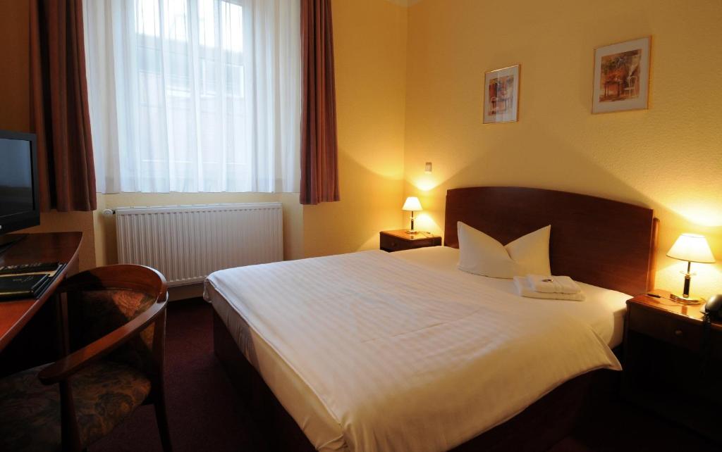 Postel nebo postele na pokoji v ubytování Hotel Döbelner Hof