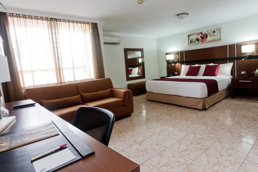 Una cama o camas en una habitación de Hotel Coral Suites