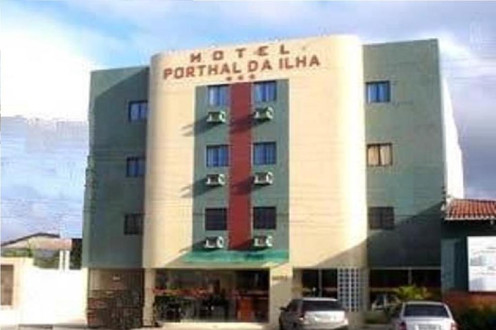 a hotel with a sign on the front of it at Hotel Porthal da Ilha- Paulo Afonso-Ba in Paulo Afonso