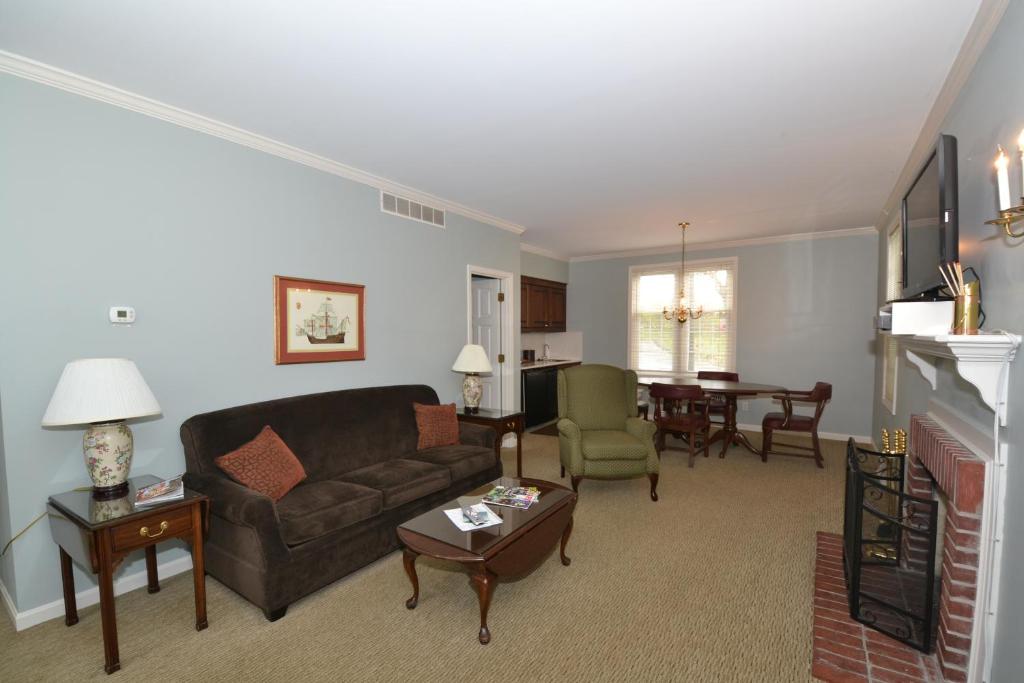 ein Wohnzimmer mit einem Sofa und einem Tisch in der Unterkunft Century Suites Hotel in Bloomington