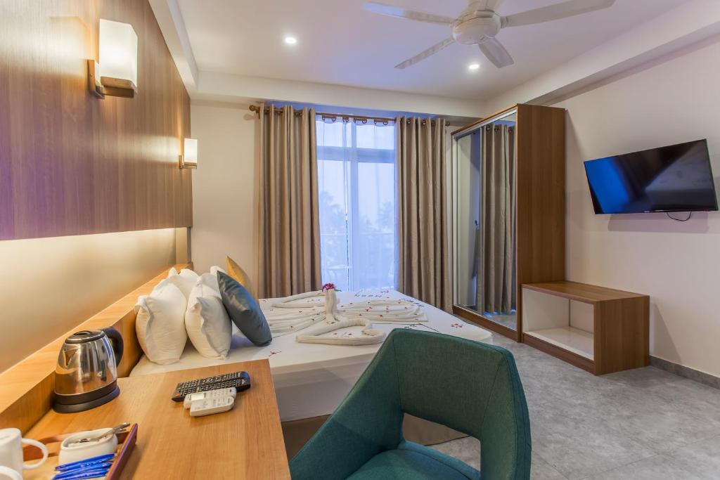 TV a/nebo společenská místnost v ubytování Kuredhi Beach Inn