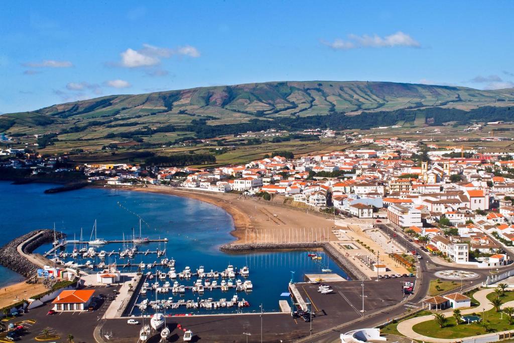 une vue aérienne d'un port avec des bateaux dans l'eau dans l'établissement Val's Place, à Praia da Vitória